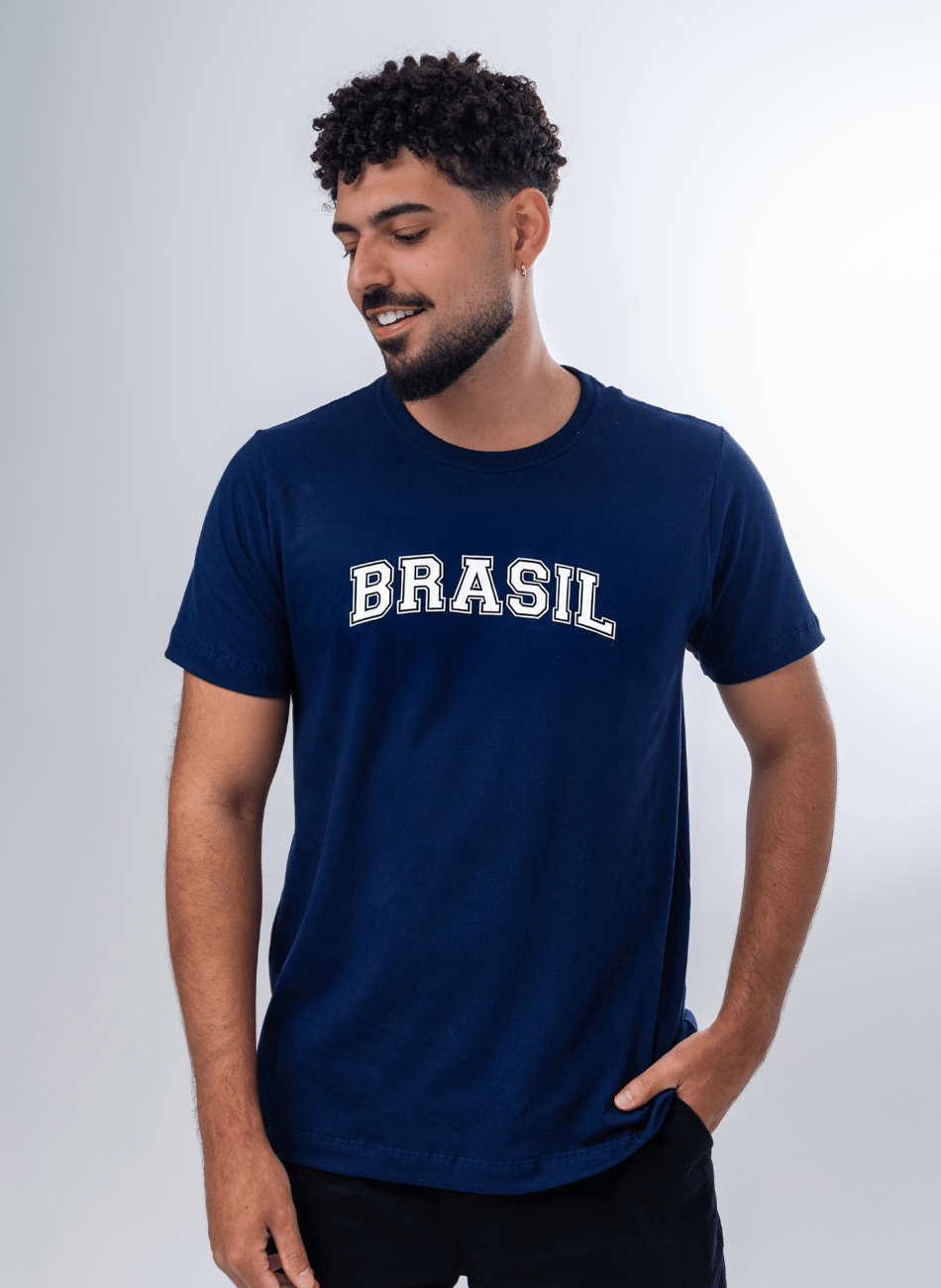 洋楽 BRAZILICA! Camiseta Comfort Brasil Azul Marinho | Escrita Branco